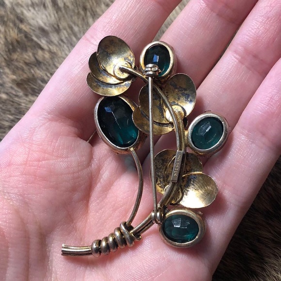 Vintage sterling silver emerald green rhinestone flower bouquet brooch - Picture 5 of 5